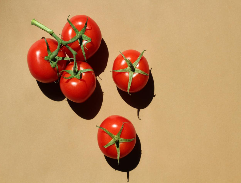 Anti-Aging Essentials: How Tomato Extract Hydrates, Brightens, and Tones